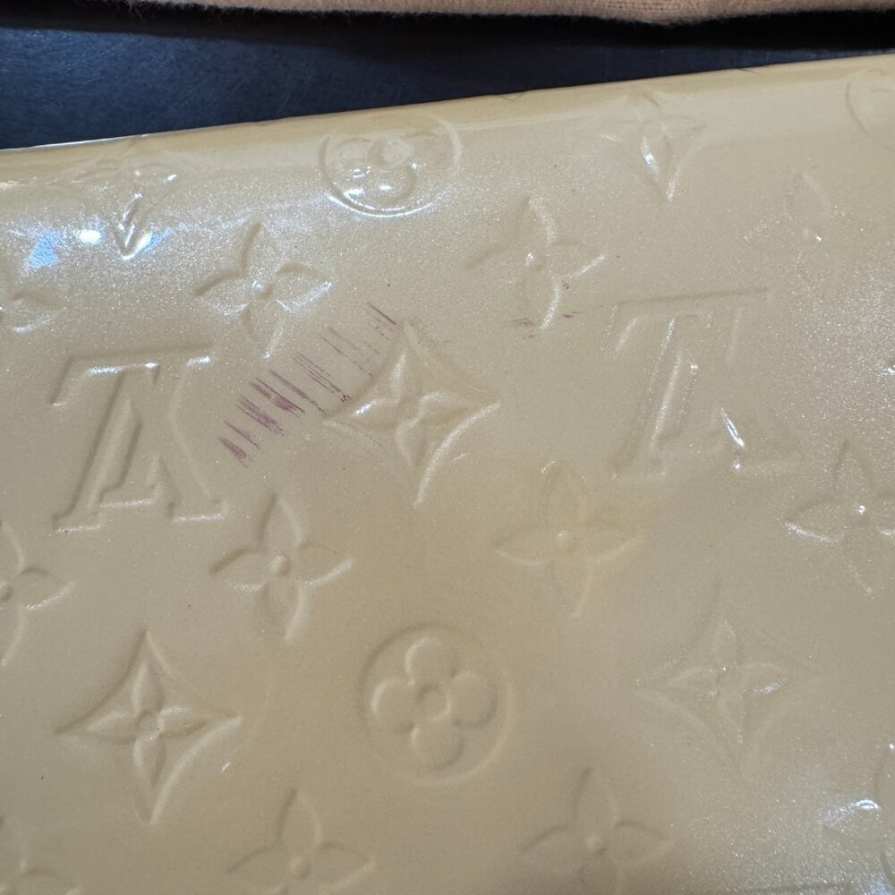Louis Vuitton Vernis Anna Chain Clutch / Crossbody Bag (removable strap)– Beige - Picture 10 of 13